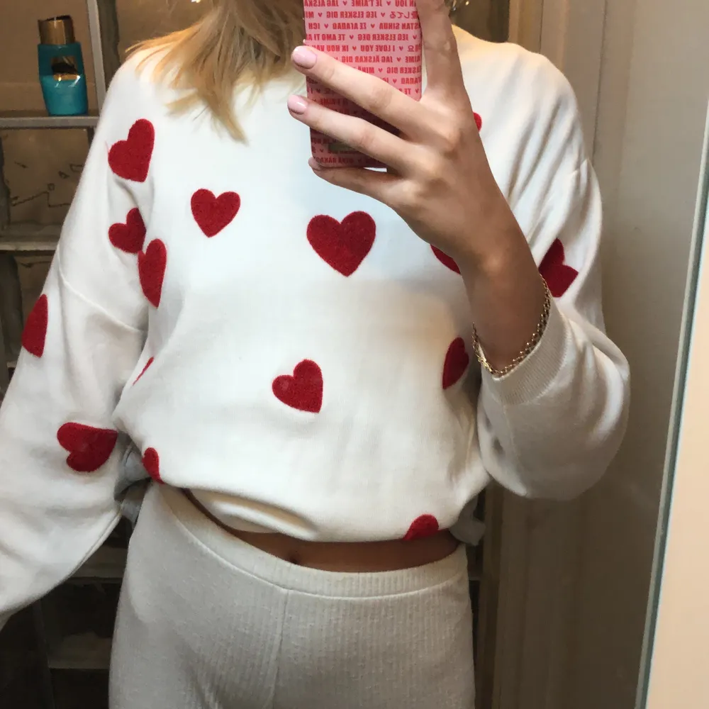 En så gossig tröja från Zara med hjärtan på. Urskön och aldrig använd! . Tröjor & Koftor.