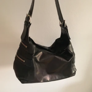 Väska - En skitcool och snygg handväska med dragkedjor som detalj. Från ett märke som heter Tosca Blu men är köpt här på Plick tidigare. Har använt mycket men den är i väldigt fint skick. Exkl frakt (pris kan diskuteras)😊