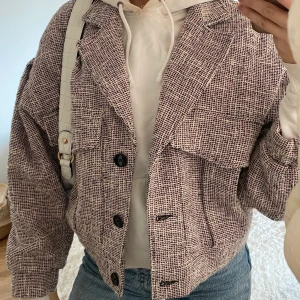 Jacka  - En höst jacka från zara i storlek M använts fåtal gånger, priset kan diskuteras!  