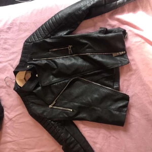 Chiquell jacka  - Köparen står för frakt annars möts upp inom Stockholm. Jackan är som en ny, använd bara ett fåtal gånger 