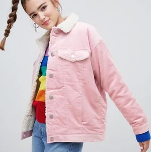 Rosa Manchester jacka! 👛⚡️💗🌸 - Jacka i rosa manchester och teddykrage ifrån Monki. Köpte den förra säsongen men har blivit liggande. Strl S.  Pm vid intresse eller frågor! Prioriterar snabb affär, SWISH ⚡️