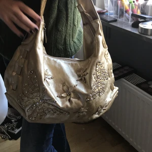 INTRESSEKOLL!As snygg guld handväska - Min älskade as snygga guldhandväska med fjärilar och nitar på så jävla snugg vill typ inte sälja,skoja jag måste har för många ,skriv hur mkt ni kan ge för den🥺🥺💕