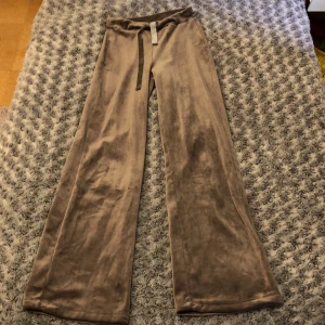 Bruna vida velourbyxor från Lindex - De är som nya (använda ca 4 gånger) Ca 1 år gamla. Nypris 399kr. Väldigt stretchiga, passa mig som har storlek M. Dock lite korta nedtill men det beror oxå på om man har långa eller korta ben. Väldigt mysigt och skönt material. 