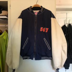 Collegejacka Second Hand - Skön collegejacka från Humana. Två år gammal men är så god som ny!! Tightare resår och pösigt sydd. Storlek XL men kan passa som M eller L. Möts upp i City eller Söder<3 OBS‼️ BUDGIVNING FRAM TILL IMORGON (22/9-20)!! Börjar på 150kr