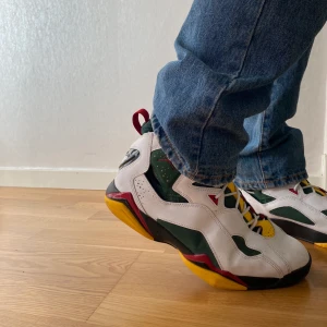 Jordan true flight - Min brors Jordan true flight, köpta i USA 2020. Använda men i bra skick. Storlek 8, motsvarar 42,5. Sköna att gå i och super snygga. Skriv för fler bilder. Buda från 1000kr. Köparen står för frakten 59kr💞