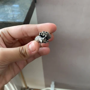 Ring  - Cool ring med leoparder, inte äkta silver. Populär och slutsåld! 