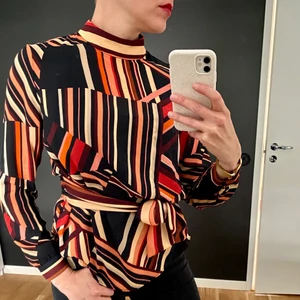 Supersnygg Blus - Säljer denna superfina blus då den inte kommer till användning. Den är knappt använd och passar perfekt till hösten. 😊🍁 Köparen betalar frakten:44kr.  