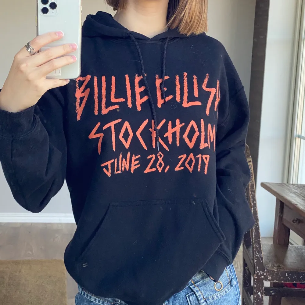Limited edition Billie eilish hoodie köpt på hennes pop-up efter lollapalooza i sturegallerian💕 . Hoodies.