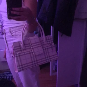 Rutig väska💖 - Supergullig y2k väska som passar till en 2000 inspirerad look!💖💖 är fler intresserade får man buda i kommentarerna🥰