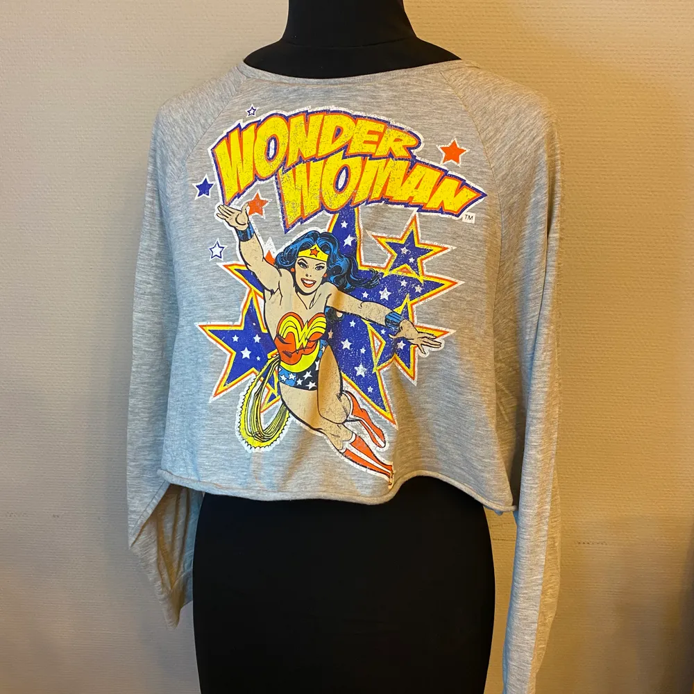 Cropped långärmad t-shirt med Wonder Women tryck på! Super sweet! Frakt till kommer! . Skjortor.