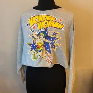 Cropped långärmad t-shirt med Wonder Women tryck på! Super sweet! Frakt till kommer! 