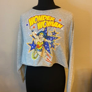Cropped top Wonder Women - Cropped långärmad t-shirt med Wonder Women tryck på! Super sweet! Frakt till kommer! 