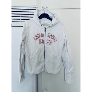 Sail racing kofta - Sail racing kofta, str S, i fint skick, tjej modell.           Kolla gärna in mina andra inlägg, Vi intresse av fler varor så fixar jag ett bra paketpris!    