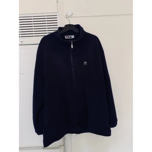 Fila fleecetröja  - Fila fleecetröja str XL, i fint skick.                          Kolla gärna in mina andra inlägg, Vi intresse av fler varor så fixar jag ett bra paketpris!