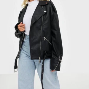 Missguided skinnjacka!!!! -  denna as snygga skinnjacka från missguided, använd enstaka gånger då jag inte tycker jag passar i den. Den är alltså helt i nyskick, finns inga defekter eller något sån som är sönder. 💕 budet är just nu 320kr💕