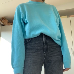 Blå tjocktröja - Säljer denna super fina blåa ribbade tjock tröjan, 200kr plus frakt på 63kr 💙💙💙💙