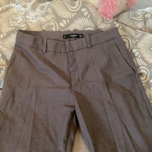 Grå kostymbyxor, mango - Gråa kostymbyxor från mango, storlek 36. Säljer då den är för stora 