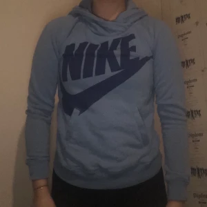 Nike hoodie - Hoodie som jag nästan aldrig användt, då den är för liten. 