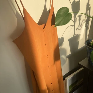 Höstig klänning från Weekday! - Fin klänning i senapsgult, perfekt till hösten! Köpt för 400, säljer för 200. Storlek 36. 