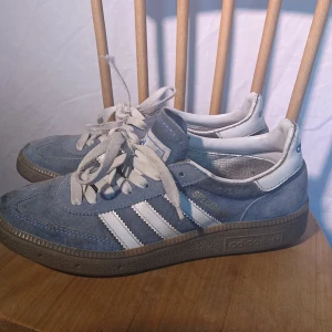 Adidas sneakers - Retro Adidas-sneakers. Använt skick, men hela och fina! Storlek 37,5