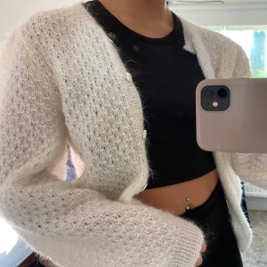 Kofta - Vit mysig kofta med puffiga armar/axlar! Storlek one size✨