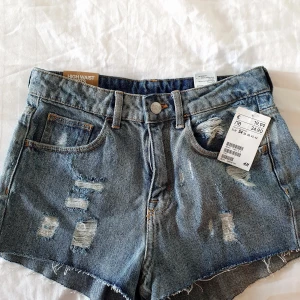Nya jeansshorts  - Info finns i bilderna, supersköna att ha på sig! Säljer för att jag har för mycket kläder 🌸