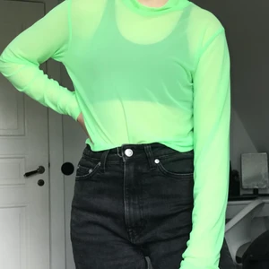 Neon grön mesh⚡️ - Säljer en sååå cool neon grön mesh-tröja från ✨Beyond Retro✨! Använd få gånger då den är lite för vågad för min stil😊 Storlek M/L men funkar som en S, kontakta för fler bilder! Köpt för 329 och säljer för 99 + 22 kr frakt🥰