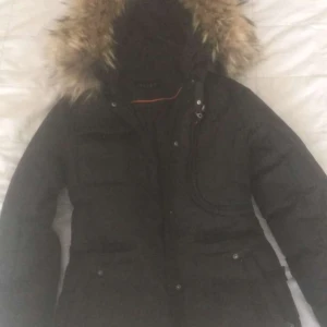 Hollies jacka - Väldigt varm vinter jacka från hollies perfect för den kommande vintern. Ny pris 4500❤️
