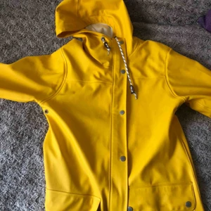  - Gul regnjacka från etirel, har två stycken så fick sälja denna, asgo vet inte vad med det finns att skriva, möts upp i gbg eller kund betalar frakt