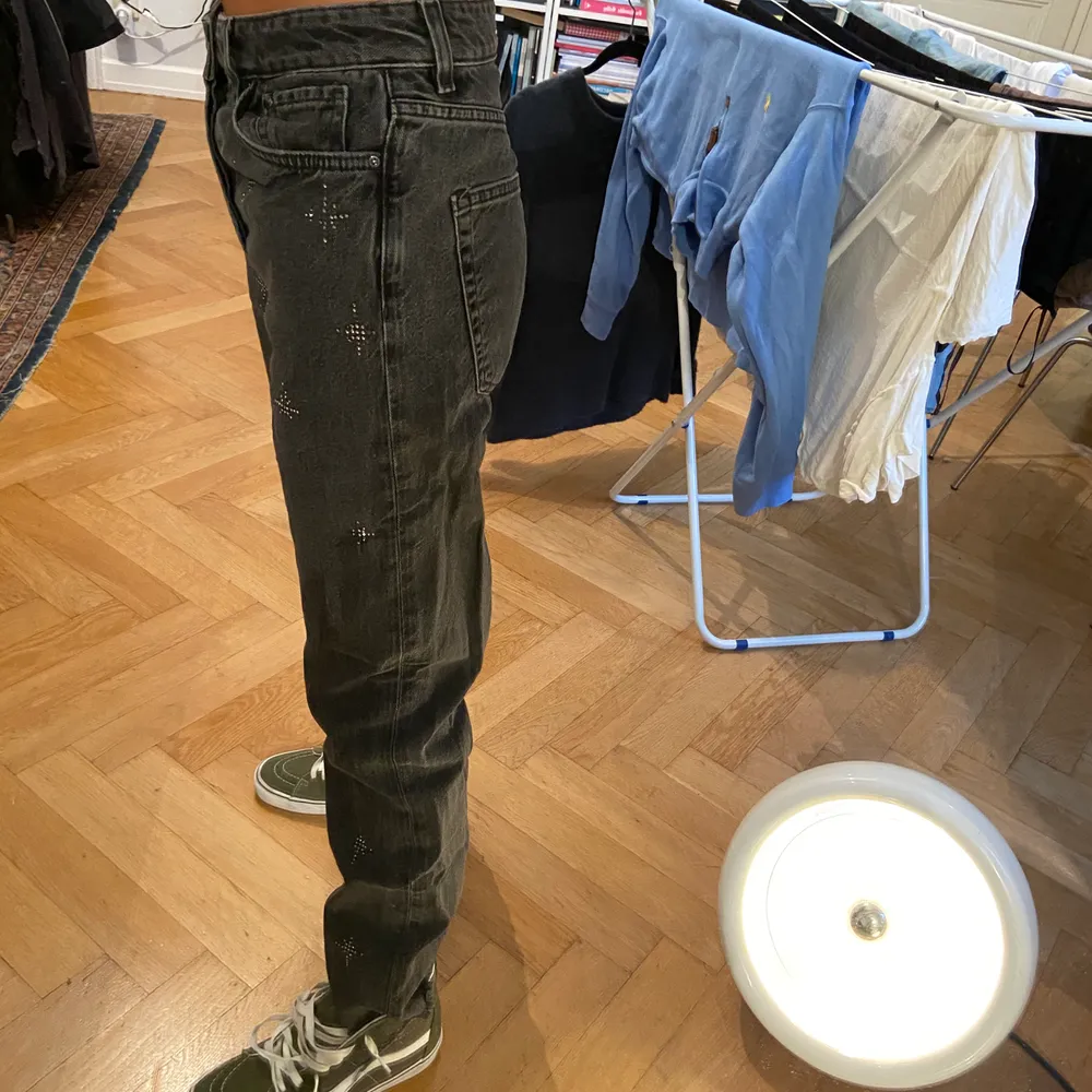 Jeans köpta vintage, gråa jeans med detaljer på jeansen. Jeans & Byxor.