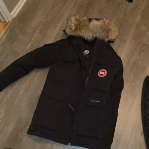 Canada Goose Parkas - Använd 1 säsong max. Som ny, inget smink. Åtdragbar midja. Äkta päls. Självklart äkta. Inga skambud tack🌻