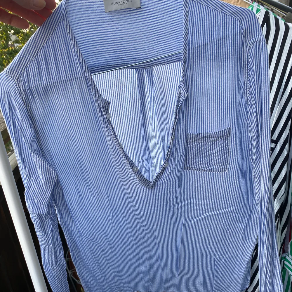 Sparsamt använd blå/vit randig blus hunkydory . Skjortor.