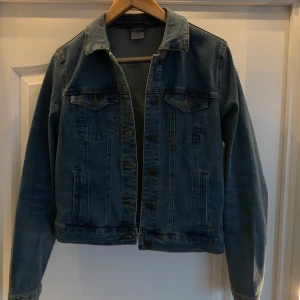Jeansjacka  - Jättesnygg jeansjacka från Vero Moda i storleken S