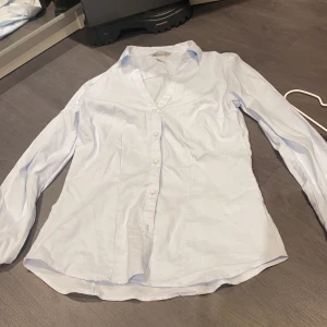 Blå skjorta  - Ljusblå skjorta från H&M. Använd 1 gång så är i bra skick! 