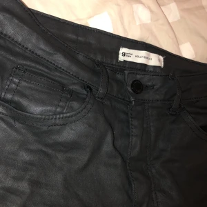 Läderbyxor stl S🌸 - Säljer dessa jättesnygga fake skinnbyxor ifrån Gina tricot i stl S💕 använda men i bra skick, säljer då dom inte används längre🦋 köparen står för frakt 