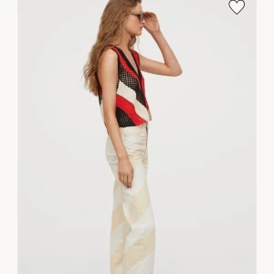 Utsvängda jeans - Säljer dessa sjukt snygga o coola jeans! Från hm ursprungligen men köpta här på plick, såå himla snygga men passade verkligen inte mig så därför jag säljer! Storlek 36. Som nya! Från hm studio