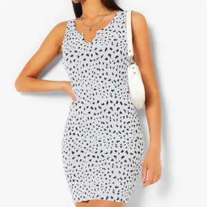 Klänning  - Oanvänd med prislapp, storlek 38 (mindre i storlek), ljusblå som sista bilden 