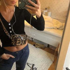 Nunoo bag leopard - Hej, jag säljer denna otroligt fina nunoo väska som är köpt på Nelly. Nypris ca 1300kr mitt pris 400kr. Den är i fint skick men på bland annat baksidan har hår åkt av men inga större defekter som syns.
