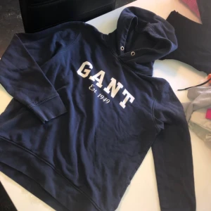 Gant hoodie blå - Använd hoodie men fint skick
