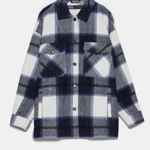 Rutig Jacka - Snygg blå och vit rutig jacka ifrån Zara. Stor i stollen så kan lätt pasa en M och är i väldigt gott skick💛