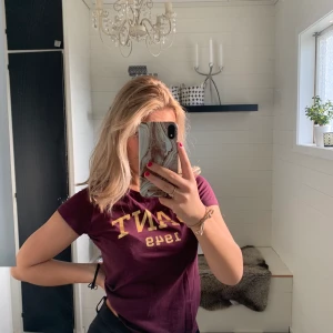 Gant  - En Gant t-shirt i stolek XS jätte skön. En lila/röd färg,perfekt till hösten