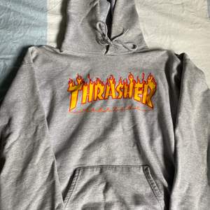 Thrasher flame hoodie, använd men bra skick, storlek M, sitter som en stor M/Liten L, nypris 1100kr