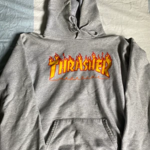 Thrasher hoodie - Thrasher flame hoodie, använd men bra skick, storlek M, sitter som en stor M/Liten L, nypris 1100kr