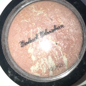Rosa glittrig blush🌸 - Aldrig använt så tänkte sälja det till någon som faktiskt skulle använda detta. Är inte så stort fan av blush!🌸☺️