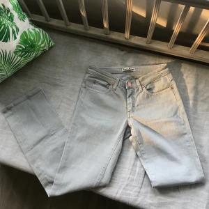 Acne jeans  - SNYGGASTE jeansen från acne! I fint skick. Säljer pga de är försmå för mig, så har tyvärr ingen bild med dem på heller. Väldigt fin grå/vit färg. Storlek 27/32 (S) men de är bra längd på mig som är 168. Innerbensmått: 72 cm. Tror dem är i modellen straight fit, de sitter iaf tightare upptill och är mer raka nertill, normal hög midja. Kostade 3000kr nya.