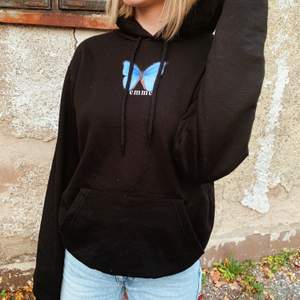 Driver ett företag där jag säljer hoodies 🦋.                   ⚡️ 399kr st.                                                                          📦 Finns i storlekar XS-4XL. Frakt: 59kr                        💗 Beställ här eller på www.femmesweden.com