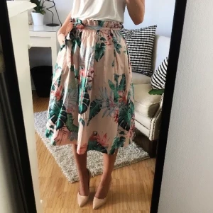 Knälång kjol strl XS - En härlig färgglad kjol perfekt till sommaren! Den har två fickor och kan justeras i midjan. Har bra använts tre gånger. Fraktkostnaden betalar du själv:)