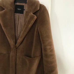 Teddy coat - Säljer min bruna fina Teddy kappa i strl M, den är fluffig men inte alla nopprig och inte heller påväg att bli. Varm och skön 🍂 köparen står för frakten, 350kr eller bud
