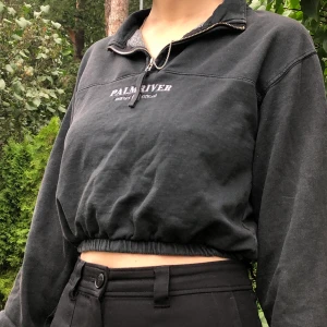 Cropped sweatshirt med dragkedja  - En jättesöt cropped sweatshirt från Pull&Bear. Snygg passform och färg. Lägg ett bud :) 