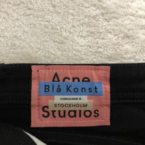Acne jeans - Skinny jeans från Acne, aldrig använda😇 storlek 34 men är ganska små i storleken så skulle säga storlek 32